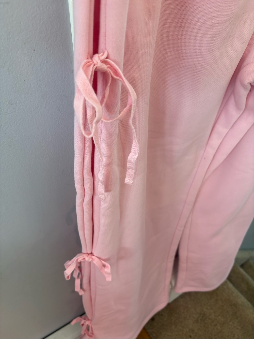 Edikted by Pacsun pink sweatpants with bow detailing on leg - Picture 4 of 8